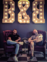 Un an après l'ouverture de la rue Principale, les propriétaires du barbier Blades & Bourbon, Alex Santillan et Christopher Leblanc, sont heureux d'avoir vu l'entreprise s'épanouir de manière aussi positive. Le 6 septembre dernier, M. Leblanc a célébré cet anniversaire avec une grande fierté pour ses employés et pour la réputation de son salon. Il espère que Blades & Bourbon pourra maintenir sa popularité dans la communauté pendant de nombreuses années.