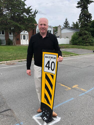 L'ajout de bornes sur la rue Foran a été achevé la semaine dernière et M. Chagnon espère qu'elles auront enfin un effet positif sur la réduction du trafic routier et des excès de vitesse dans le quartier. Photo : Gilles Chagnon