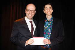 Charles Fontaine reçoit sa mention d’honneur du Prix Lizette-Gervais des mains du journaliste à TVA Montréal, Maxime Landry. Photo: Courtoisie