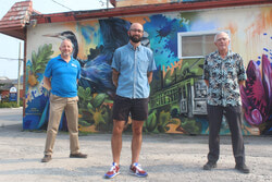 Légende de la photo : Le 4 août dernier, l'Association des résidents de Deschênes (ARD) a donné le coup d'envoi des célébrations entourant le centenaire du quartier, dévoilant du même coup une murale bien spéciale à l'hôtel Deschênes. Photo : J-D Potié