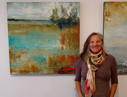 L’artiste Patti Leishman avec une de ses nouvelles œuvres, exposée à l’Espace 33 dans le Vieux Aylmer. Photo : Marc Sauvé, propriétaire d’Espace 33