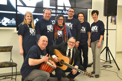 Luce Dufault, Chris MacLean, Frank Vignola & Vinny Raniolo, Trio BBQ et plusieurs autres artistes seront à Aylmer lors du Festival Folk des Galeries Aylmer, les 5, 6 et 7 juin prochain. Le comité organisateur a été présenté lors de la conférence de presse le 10 avril au Galerie Aylmer. Plusieurs spectacles sont offerts gratuitement.  Les billets sont disponibles ici: ffga.ca. (LR) Photo: Lily Ryan