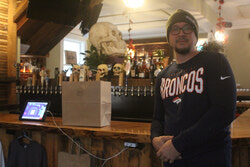 Légende de la photo : S'attendant à de mauvaises nouvelles pendant un certain temps, le propriétaire du Bistro L'Autre Œil Daniel Lagacé a déclaré que la récente décision du gouvernement du Québec de fermer les services de restauration dans les restaurants pendant 28 jours pour empêcher la COVID-19 était dure à entendre mais pas la fin du monde. Photo : J-D Potié