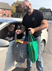Légende de la photo : Afin de soutenir la communauté en ces temps précaires, plusieurs représentants des Chevaliers de Colomb d'Aylmer - conseil 5281 - ont organisé une collecte de nourriture pour le Centre alimentaire Aylmer (CAA) le 10 octobre dernier. Photo : Avec l'aimable autorisation des Chevaliers de Colomb - conseil 5281.