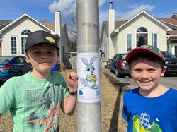 Légende de la photo : Voulant apporter un peu de bonheur à la communauté à l’occasion de Pâques, deux jeunes frères et leur mère se sont récemment associés au centre communautaire Entre-Nous en vue d’organiser une chasse aux images pour les enfants du quartier. Photo : Courtoisie de Gabrielle Rivest