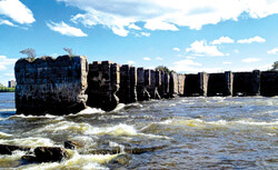 Vue des ruines du barrage des Rapides Deschênes à partir de la piste multi-usage très fréquentée. 
Photo : Ian Jackson