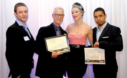Jean De Bellefeuille, directeur chez Jean Coutu à Aylmer, a accepté le prix du Meilleur d’Aylmer dans la catégorie «Meilleure pharmacie» lors du gala du Meilleur d’Aylmer - choix du lecteur, le 14 avril. Les deux autres finalistes étaient Pharmaprix (droite) et Uniprix (gauche). (LR) Photo: Patricia Cassidy