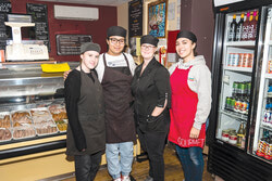 Le 19 octobre 2019, Julie et Vicky Pomerleau, copropriétaires de ce magasin populaire de saucisses, ont célébré leur 10e anniversaire à Aylmer. Elles ont à leur disposition 68 types de saucisses, ainsi que des épices, des sauces et de nombreux autres types de condiments délicieux pour garnir n’importe quel repas. Elles vendent également plusieurs types de bières de la compagnie Farnham Ale & Lager des Cantons de l’Est. Photo: Michel Gosselin
