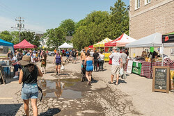 Légende de la photo : La 8e édition du marché du Vieux-Aylmer a été lancée le 6 juin dernier, dans le stationnement du Cabaret La Basoche. Photos : Michel Gosselin
Trad. : MET
