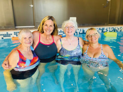 Légende photo : Sylvie Fréchette et des résidentes du Lib sont tout sourire lors de l’inauguration de la piscine.
Crédit photo : Gracieuseté du groupe EMDBatimo