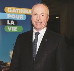 Légende de la photo : À moins d'un an de la fin de son mandat électoral et avec tant d'objectifs atteints, le conseiller municipal de Lucerne, Gilles Chagnon, est fier de ce qui s’est avéré un mandat très réussi jusqu'à présent. Au cours de ses trois premières années depuis son élection, M. Chagnon a déclaré qu'il avait consacré beaucoup d'efforts à l'amélioration de la sécurité routière, à la rénovation des parcs et à l'avancement d'un certain nombre de projets majeurs qui profitent aux services et aux infrastructures communautaires, culturelles et récréatives d'Aylmer – et qui se concrétisent en grande partie.   Photo : Patricia Cassidy