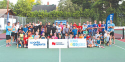 Une cinquantaine d’Aylmerois se sont amusés en jouant au tennis à La Tournée Sports Experts.  photo : Charles Fontaine