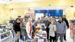 Un client du marché de partage de l’an dernier qui pose avec un groupe de bénévoles.  Courtoisie Centre Alimentaire Aylmer