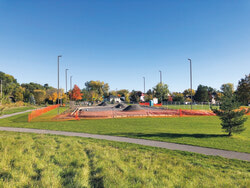 Légende de la photo : Le réaménagement de la patinoire du parc Woods est en cours. Photo : Sophie Demers