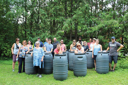 Les bénévoles des partenaires du secteur Aylmer qui distribuent des barils destinés à la récupération de l’eau de pluie. Photo: Chantale Riopel