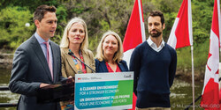 Le député de Pontiac William Amos, l’honorable Catherine McKenna, la députée Mona Fortier et le directeur général de Garde-Rivière des Outaouais Patrick Nadeau. 
Photo : Martin Lipman
