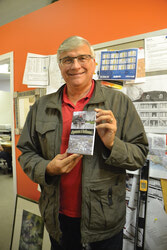 Richard Aubry avec son plus recent roman, « Urgences à Gatineau! »
Photo: Lily Ryan