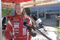 Légende de la photo : Le 14 août dernier, Marie-Soleil Labelle, jeune Aylmeroise prodige de la course automobile, a donné le coup d'envoi d'une campagne de sensibilisation aux excès de vitesse en milieu urbain, en partenariat avec le SPVG et Auto Sport Québec. En tant que plus jeune pilote recrue de l'histoire de la Coupe Nissan Micra, Marie-Soleil espère que la campagne contribuera à sauver des vies et à faire comprendre aux gens que la vitesse n’a pas sa place dans les rues. Photo : J-D Potié