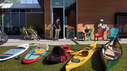 Légende photo : Location de canots, kayaks et planches à pagaie au pôle de location d’équipement de Relais Plein Air du parc des Cèdres. Crédit photo : Relais Plein Air