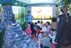Les enfants participent à des activités sensorielles avec des animatrices 
dans l'autobus de la Tournée Mini Cube de Pierre Lavoie.
Photo: Natalie Robichaud