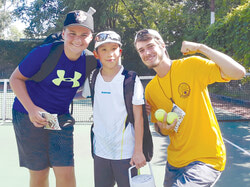 Mathis Dolan, Naoki Tardif et l’arbitre Gregory Cuningham après la finale de leur groupe dimanche.Photo: courtoisie