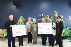Le groupe de danse Joie de vivre d’Aylmer a amassé 2450$ pour le Centre alimentaire d’Aylmer avec l’aide de ses membres et des commanditaires. Photos : Charles Fontaine