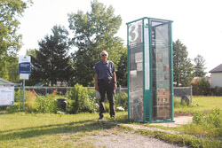 Légende de la photo : Dans le cadre des célébrations entourant le centenaire du quartier, qui se dérouleront sur plusieurs semaines, l'Association des résidents de Deschênes (ARD) a récemment érigé un parcours d'interprétation historique le long du chemin Vanier. Photo : J-D Potié