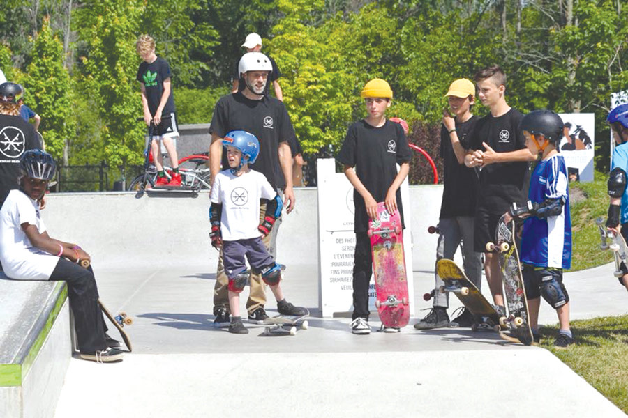 Chaussures De Skate à Roulettes Et Homme âgé En Ville Pour L