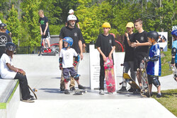 Des jeunes de Skateboard Gatineau en plein action dans le parc Central du Plateau. Photo: Gatineau Skateboard