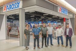 Également présents pour l'ouverture, de gauche à droite, Pascale Beaudoin (Galeries Aylmer), Luc Herault, Cristian Rancourt, Jacques Marchand et Mark Rossy (Magasins Rossy) et Guy Leblanc (Galeries Aylmer). Photo : Michel Gosselin
