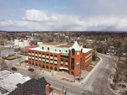 Légende de la photo : La Ville franchit une autre étape dans le dossier de l'édifice Place des Pionniers. Sa démolition débutera en novembre et se prolongera jusqu'au printemps. Photo : Ville de Gatineau