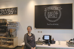 Photo : Laura Bisson a ouvert le Marché Brut, épicerie zéro déchet dans le Plateau. Crédit : Charles Fontaine