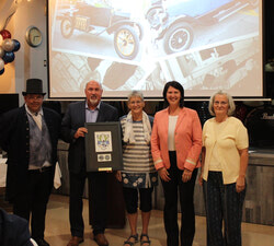 Family of former mayor of Aylmer Constance Provost receiving an award with Gatineau mayor Bélisle. Photo credit: Greg Newing.  