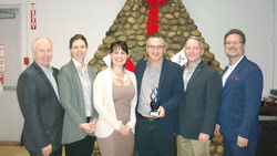 Le prix de bénévole de l’année à été remis à Élise Legendre de Scouts 1st Aylmer et à Daniel Caron de l’Association du baseball amateur d’Aylmer, présents sur la photo entourés des conseillers d’Aylmer et du maire de Gatineau, Maxime Pedneaud-Jobin.  
Photo : William Pryor