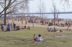 Légende de la photo : Le record de nouveaux cas de Covid-19 enregistré le 10 avril a été dépassé dès le lendemain. Les parcs de la ville de Gatineau, dont le parc des Cèdres à Aylmer, ont été pris d’assaut par des foules au cours du week-end dernier. (LR) Photo : Colin Clarke
Trad. : MET
