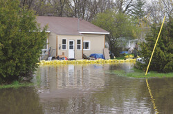 Photo : Les conditions climatiques actuelles et la fonte graduelle de la neige contribuent à réduire les risques d’inondation cette saison. Dans la photo, rue Lamoureux en 2017. Photo : Colin Clark