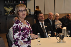 Le député fédéral de Hull-Aylmer, Greg Fergus, discutait du projet de train léger à l’ouest de Gatineau avec les commerçants d’Aylmer le 25 mars. Photos : William Pryor 