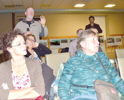 Une trentaine de résidents se sont présentés à la rencontre citoyenne organisée par les trois conseillers municipaux du secteur Aylmer. Photos: Lily Ryan