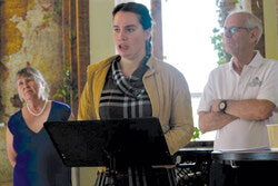 Audrey Bureau s’adresse au public présent sur place au Bistro l’Autre-Oeil. À ses côtés, Micheline Lemieux, présidente de l’Association du Patrimoine d’Aylmer (gauche) et Gilles Laroche, président du Musée de l’Auberge Symmes. Photo de Nicolas Sabourin.