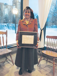 Mme Lemieux 
avec son prix 
du patrimoine 
de la Ville entre 
les mains,
 le 23 février, au Théâtre de l’Île.Photo : Gracieuseté   