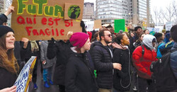 Des milliers d’étudiants et des citoyens se sont rassemblés sur la colline de Parlement pour revendiquer des changements en matière d’environnement.