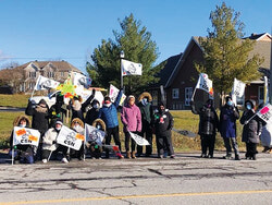 Des éducatrices et des travailleurs de la petite enfance en grève devant le CPE Le Châtelet, le 22 novembre, dans le cadre de la journée d'action nationale visant à faire pression sur Québec pour obtenir de meilleures conditions de travail. Photo : Sophie Demers