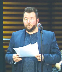 Martin Bisson, administrateur bénévole et vice-président d’Unigym Gatineau, a pris la parole pour contester les conditions de pratique des gymnastes des secteurs Hull et Aylmer et réclamé de la transparence et de l’urgence dans les prochaines étapes du projet de palestre qui doit s’intégrer au cœur du projet de « Smartcentre » Destination Vanier.