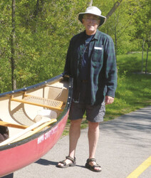 Légende de la photo : Après avoir aidé à mobiliser les gens pour sauver la forêt Deschênes et d’empêcher sa vente par la Ville de Gatineau aux fins d’un développement immobilier futur, un résident local a été reconnu par l’organisme Garde-rivière des Outaouais, qui lui a remis le prix de l'engagement communautaire. 
Photo : Avec l'aimable autorisation de Howard Powles
