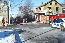 Les pompiers de Gatineau à l’œuvre dans les heures suivant l’incendie au 47 rue Symmes   Photo: Olivier Pilon