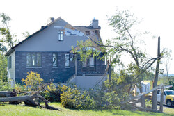 L’arbre au premier plan de cette maison frappée par la tornade de Breckenridge est celui qui risque de rebondir violemment s’il n’est pas traité avec prudence. (LR)
Photo : Lily Ryan