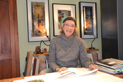 Rita Rodrigue à l’intérieur de son atelier d’art qui fait partie de son identité. Photo: Olivier Pilon