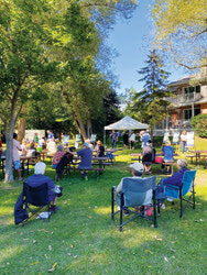 L'association les Amis de Wychwood a célébré son 20e anniversaire le 18 septembre au Parc Aquamarine. L'événement a célébré l'association des résidents et comprenait de la musique, de la nourriture, des gâteaux, et a offert aux membres l'occasion d'en apprendre davantage sur l'histoire de Wychwood. (Trad.: BA)
