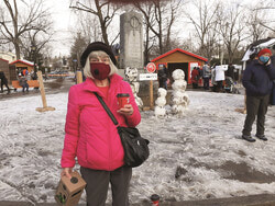 Légende de la photo : Joy Ruttan, photographiée au Marché de Noël d'Aylmer le 28 novembre, utilise ses talents de confiturière pour récolter des fonds pour le Centre alimentaire Aylmer cette année. 
Crédit photo : Marg Wooley
