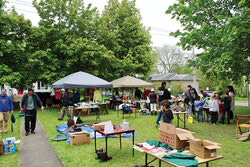 The Big Give, une vente gratuite multiconfessionnelle et communautaire à Christ Church, le 1 juin, a ravi les Aylmerites qui ont pu se débarrasser d’objets inutiles et ceux  à la recherche de trésors gratuits. Photo : Charles Fontaine